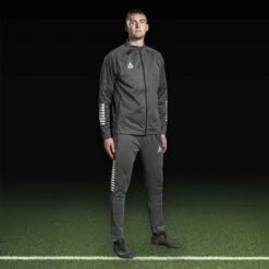 SELECT Monaco Training Pants Regular Fit 36 SELECT Monaco Training Pants Regular Fit -Select 12255772 610114 grey white 610110 grey white Training jacket pants Regular Fit Monaco v24 football model2 ea43c42c 455a 4573 8b39 163439e901a4